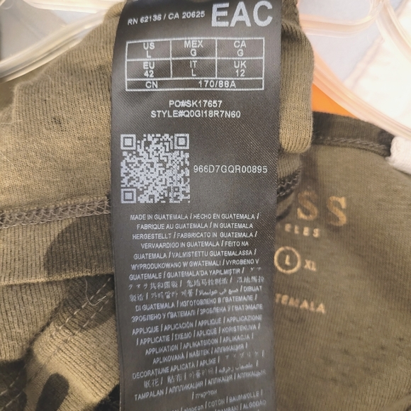 Guess Graphic T-shirt V-neck Size Large Green White Trim Excellent 💚 - Picture 5 of 6